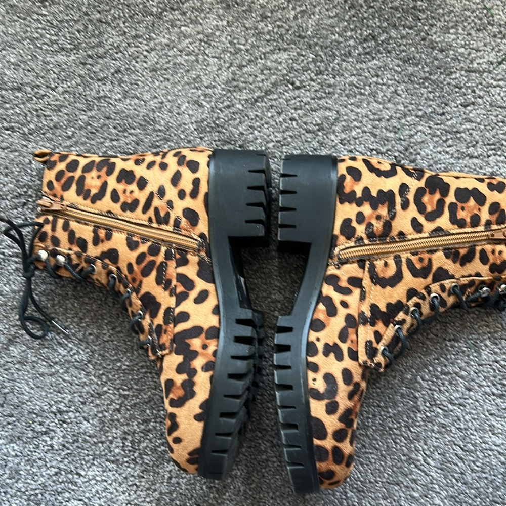 Women’s Leopard Print- Short boots
Charlotte Russe- Size 7- Brown & Black - Picture 3 of 7